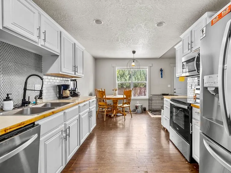 1110 SW Isaac Ln — Photo 9