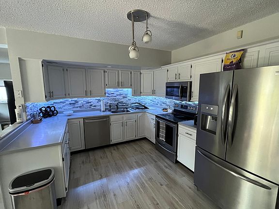 3rd image of 185 Hawthorne Ave