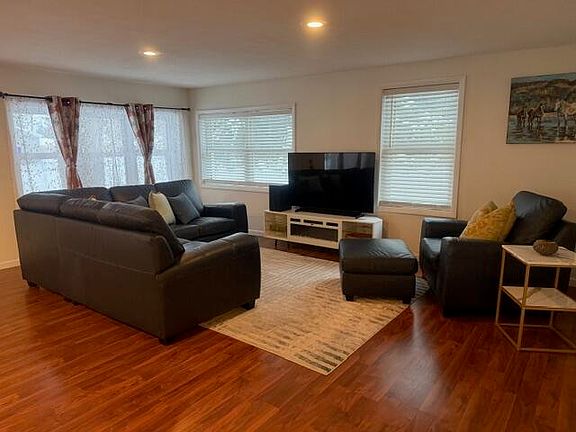 4th image of 2053 W Parklane