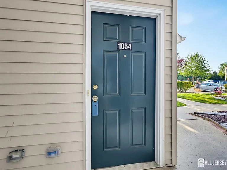 1054 Morning Glory Dr — Photo 3