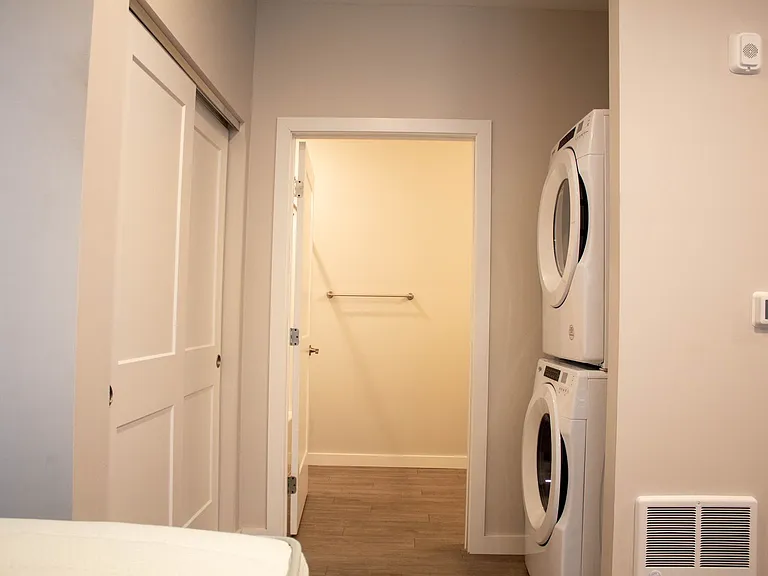1009 W Stoughton St — Photo 16