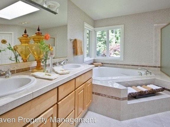 3rd image of 10968 NE 24th St
