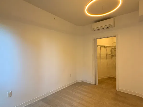 987 Queen St #404, Honolulu, HI 96814
