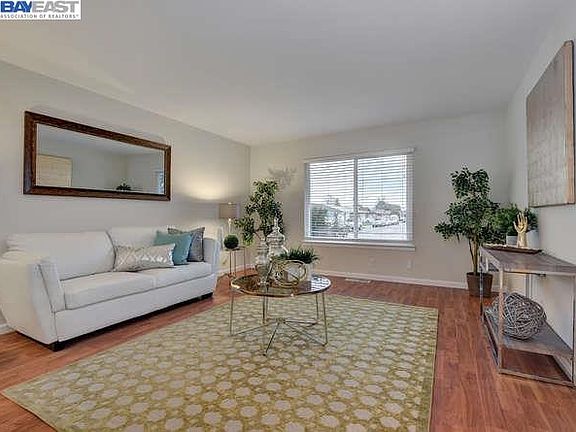 4th image of 2322 Mann Ave