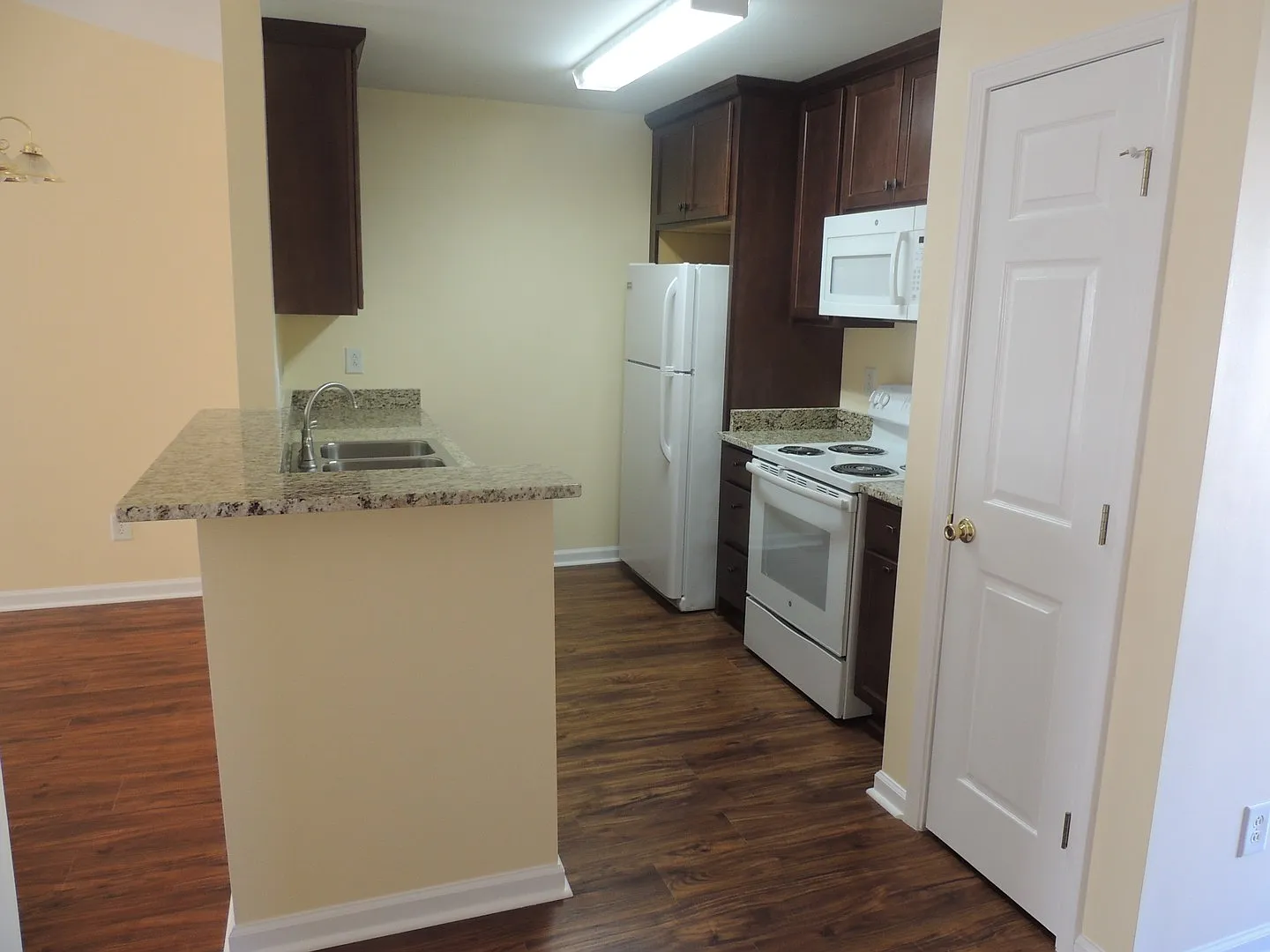 Modern Duplex On a Corner Lot — Photo 3