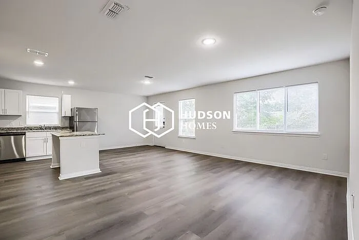 127 Holiday Dr — Photo 4