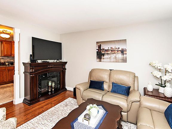 4th image of 8118 Southpark Ct