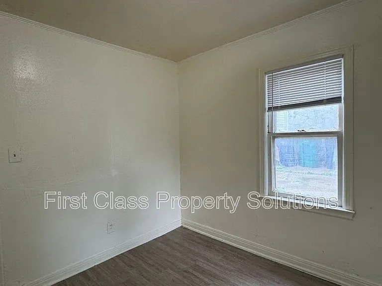 1904 NE 25th St — Photo 19