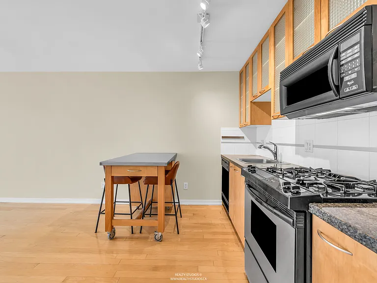 969 Richards St — Photo 3