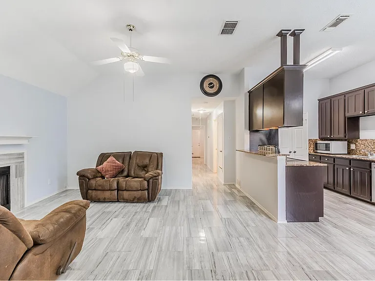 2709 Brittany Dr — Photo 4