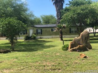 515 County Road 6751, Devine, TX 78016