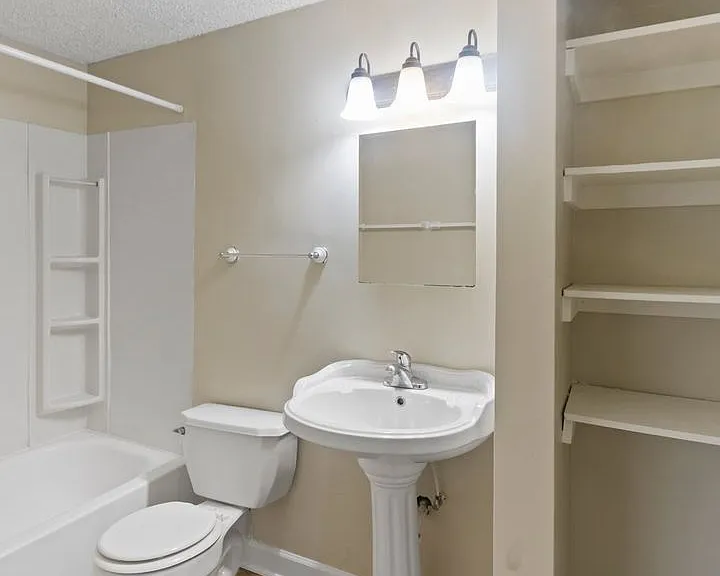 Balsam Avenue Apartments - The Courts — Photo 11