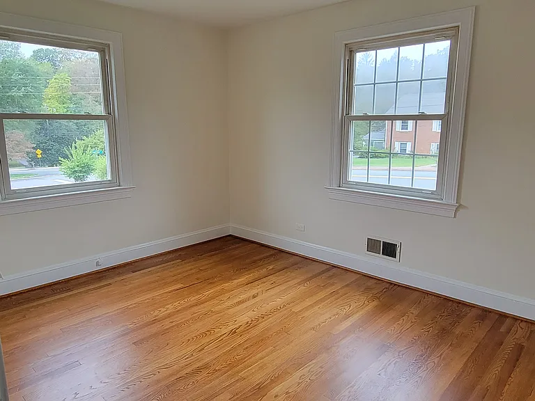 2316 Greenbrier Dr — Photo 2