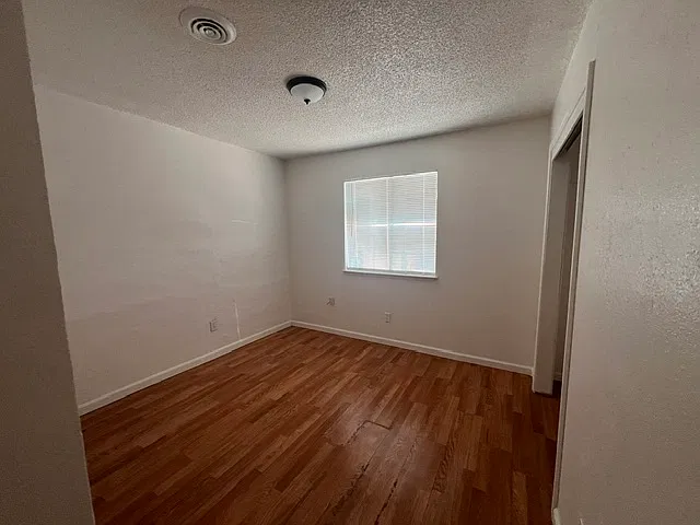 1127/1129 Nadene Drive - 1127 — Photo 4