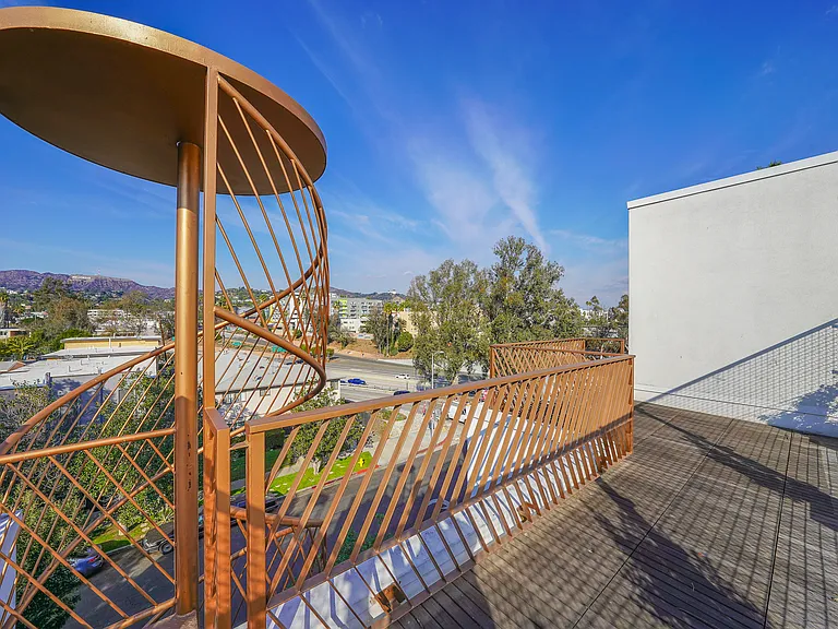 5800 Harold Way — Photo 43