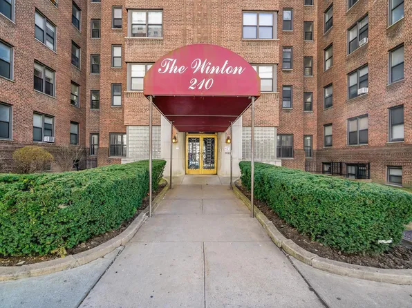 210 Martine Ave, White Plains, NY 10601