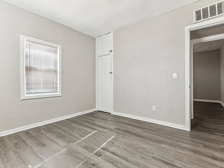 416 W 9th St #1 — Photo 14
