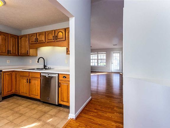 3rd image of 3869 Landridge Dr