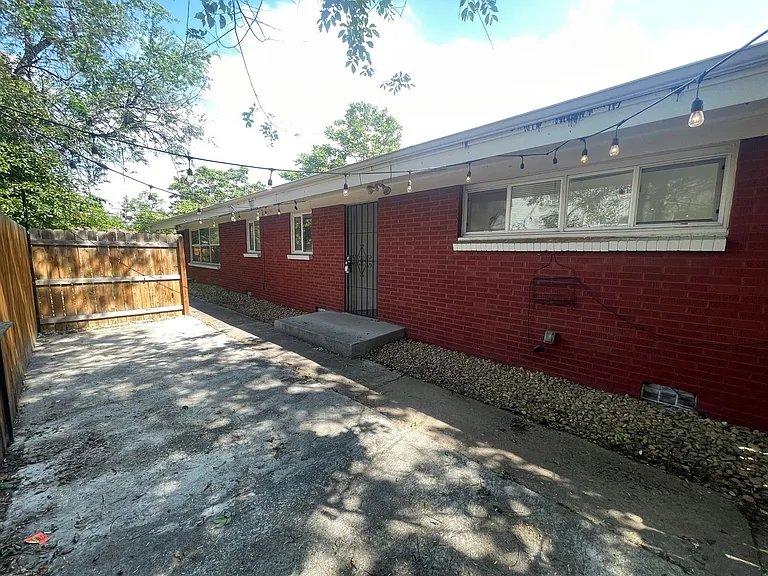 1930 Dallas St — Photo 16