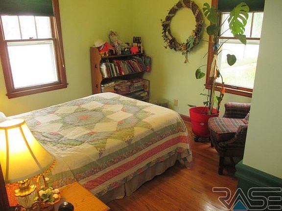 5th image of 606 NE Park St