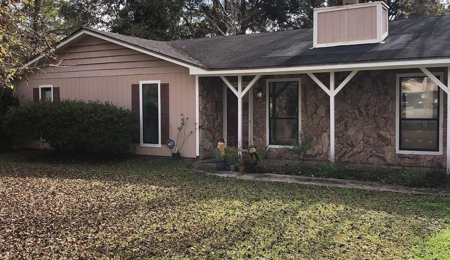 203 Courtney Place — Photo 1