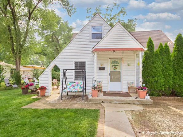 304 Kenwood Dr, Round Lake Park, IL 60073