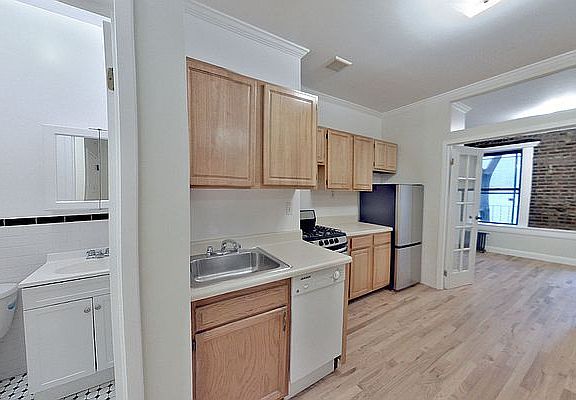 3rd image of 115 Elizabeth St APT 1B