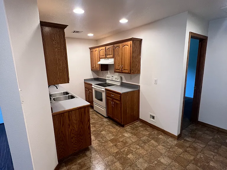 1506 Hilldale Dr — Photo 13