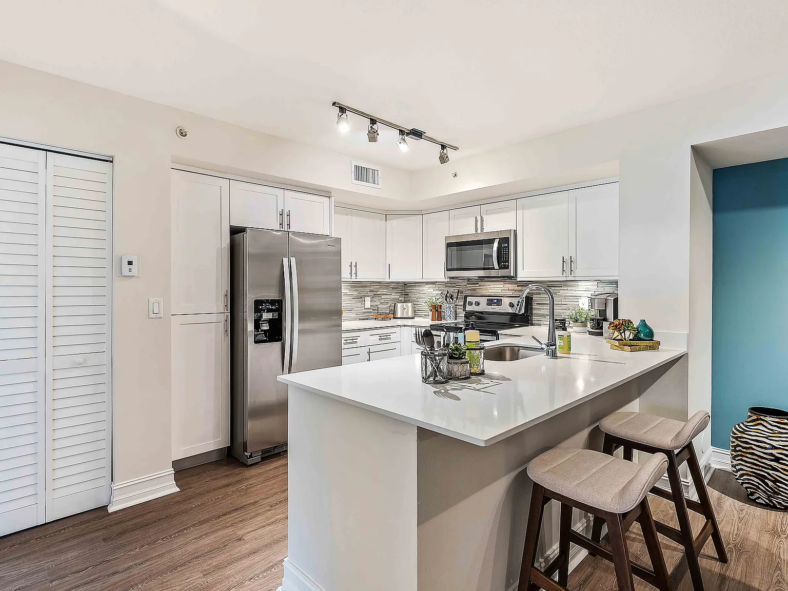 Crescent House Apartments — Photo 1