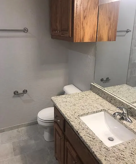 Master bathroom (1)