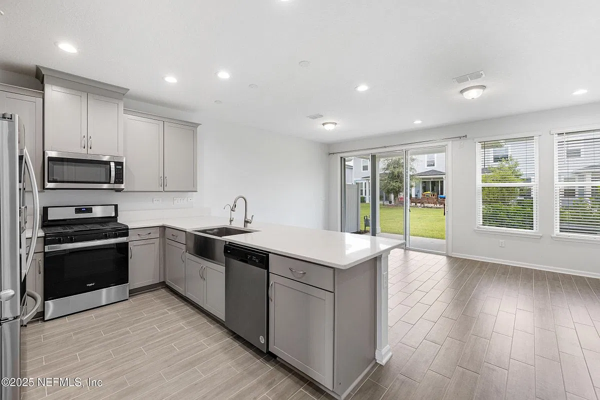 2 bed, 3.0 bath, 1239 sqft, $2,050 — Photo 1