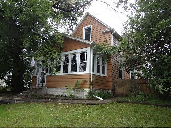3rd image of 3610 Queen Ave N