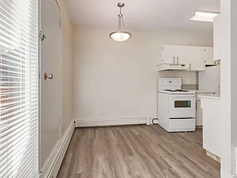 510 Robert St E — Photo 8