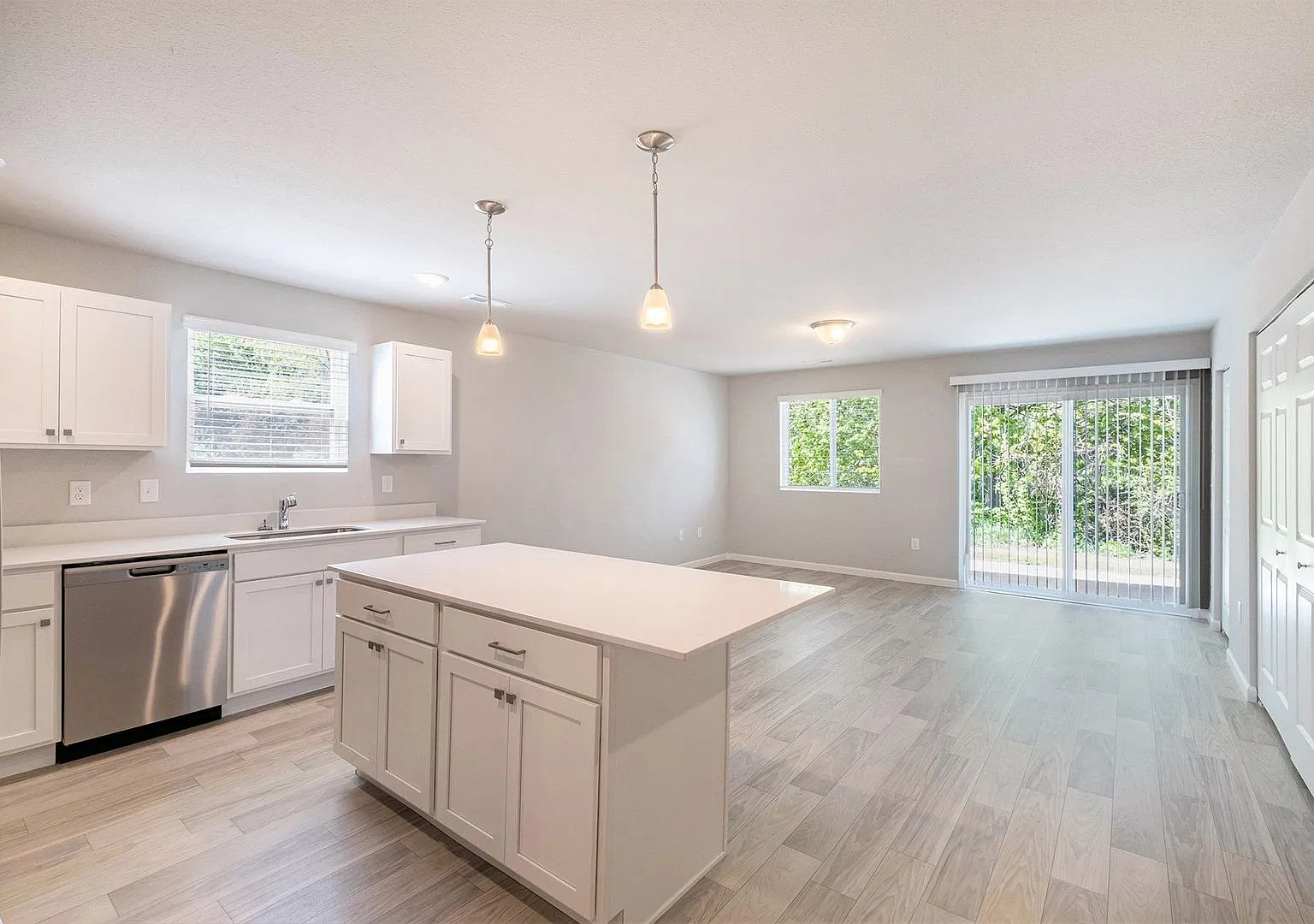 1 Month FREE Rent! Applied to Your First Full Month. Terms & Conditions Apply. — Photo 2
