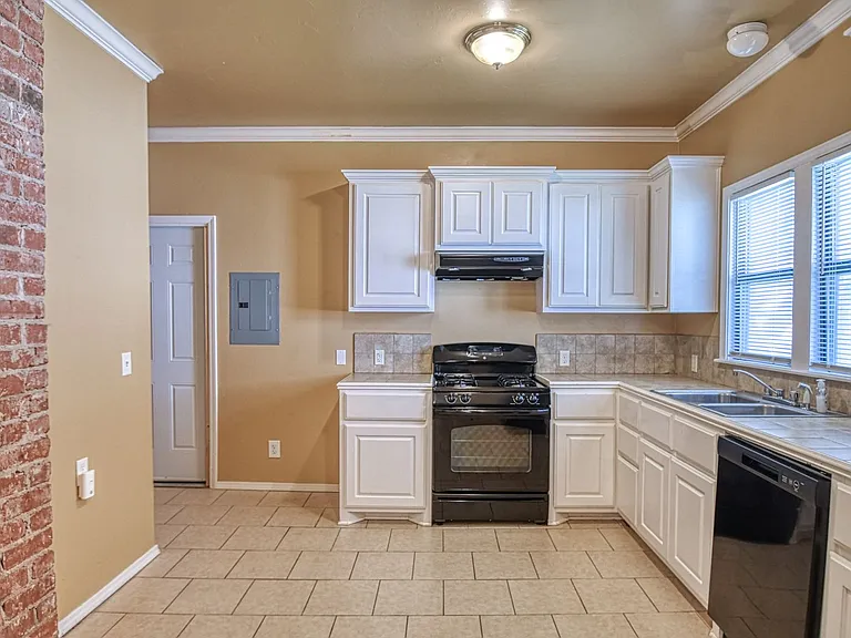 464 College Ave — Photo 22