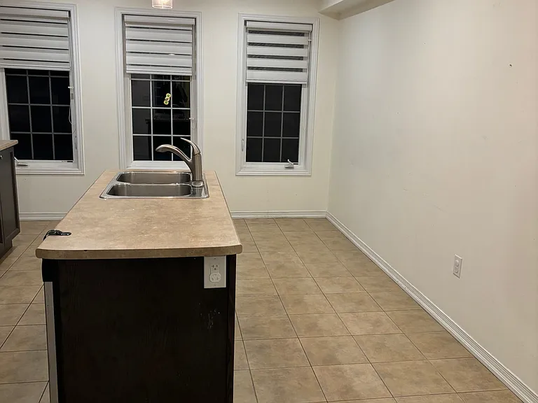 5241 Major Mackenzie Dr E — Photo 6