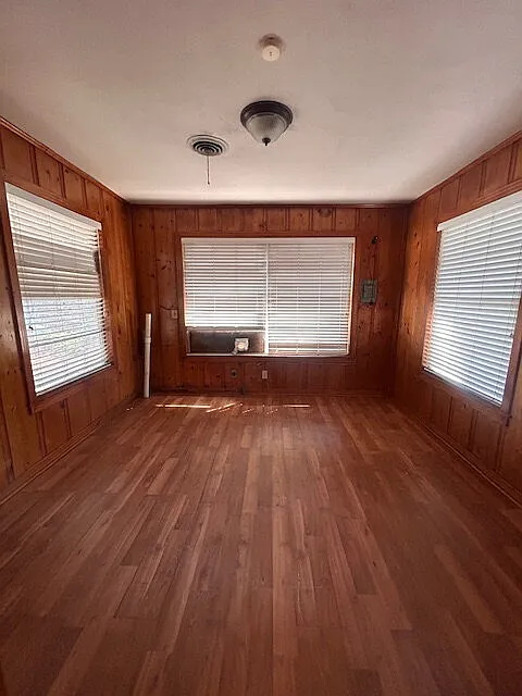 3 bed, 1.5 bath, 1685 sqft, $1,150 — Photo 2