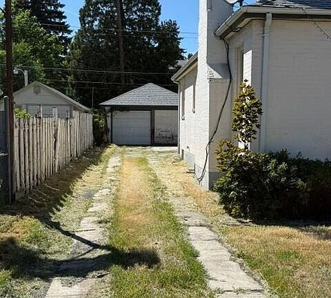 2nd image of 804 S 16th Ave