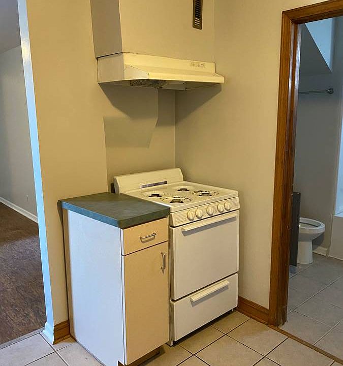 1st image of 916 W 35th St #1