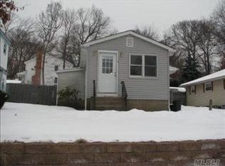 3 Edgewood Ave, Farmingville, NY 11738