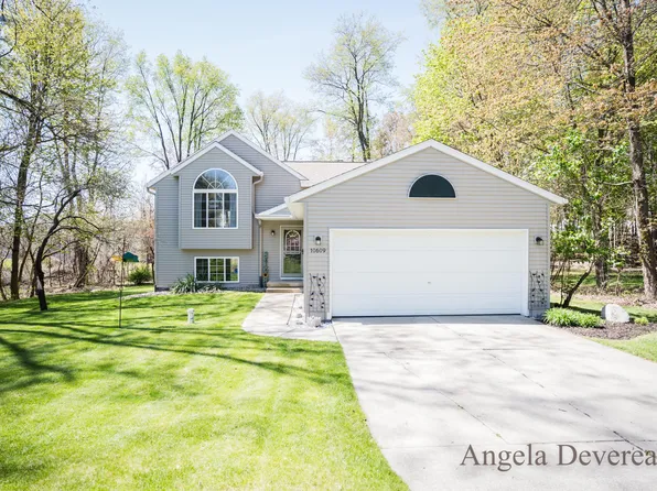 10609 Ridgewood Dr, Greenville, MI 48838