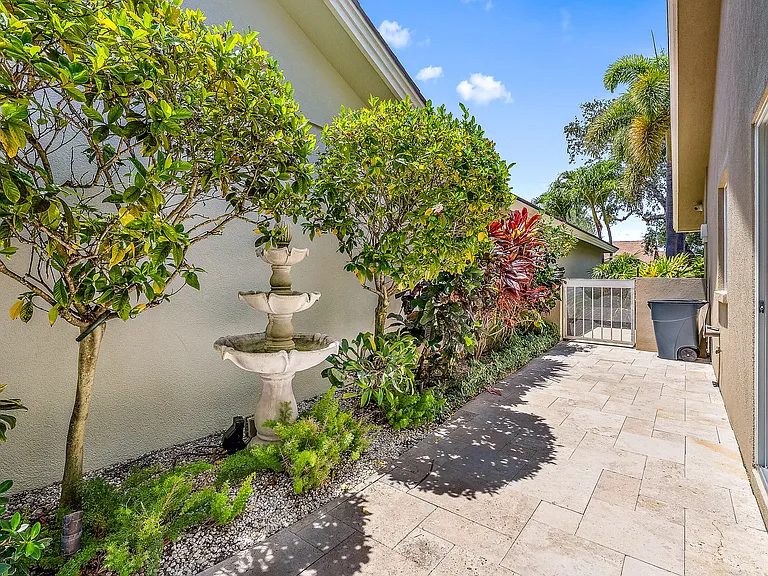 203 E River Park Dr — Photo 3
