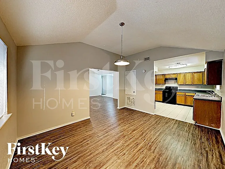 10507 Village Trail Dr — Photo 5