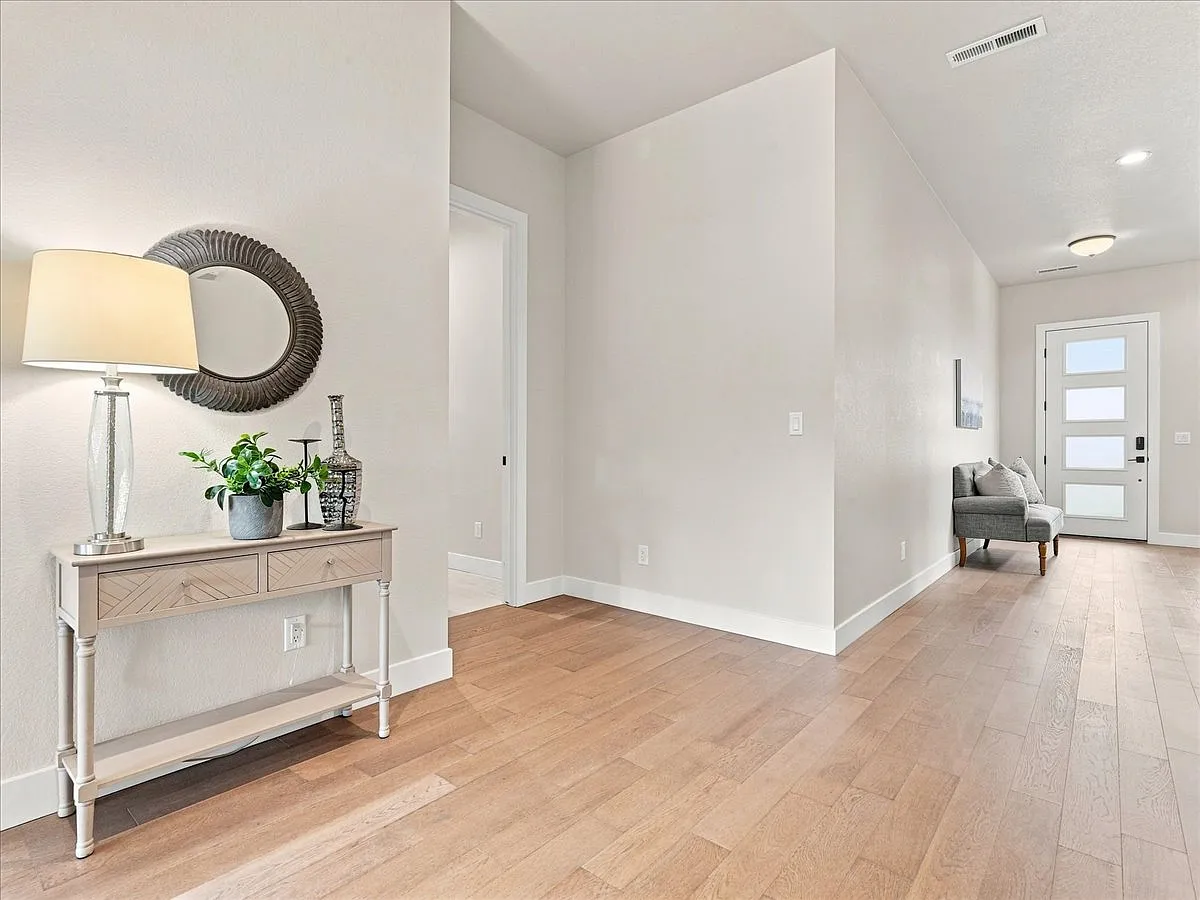 4 bed, 3066 sqft, $3,500 — Photo 3