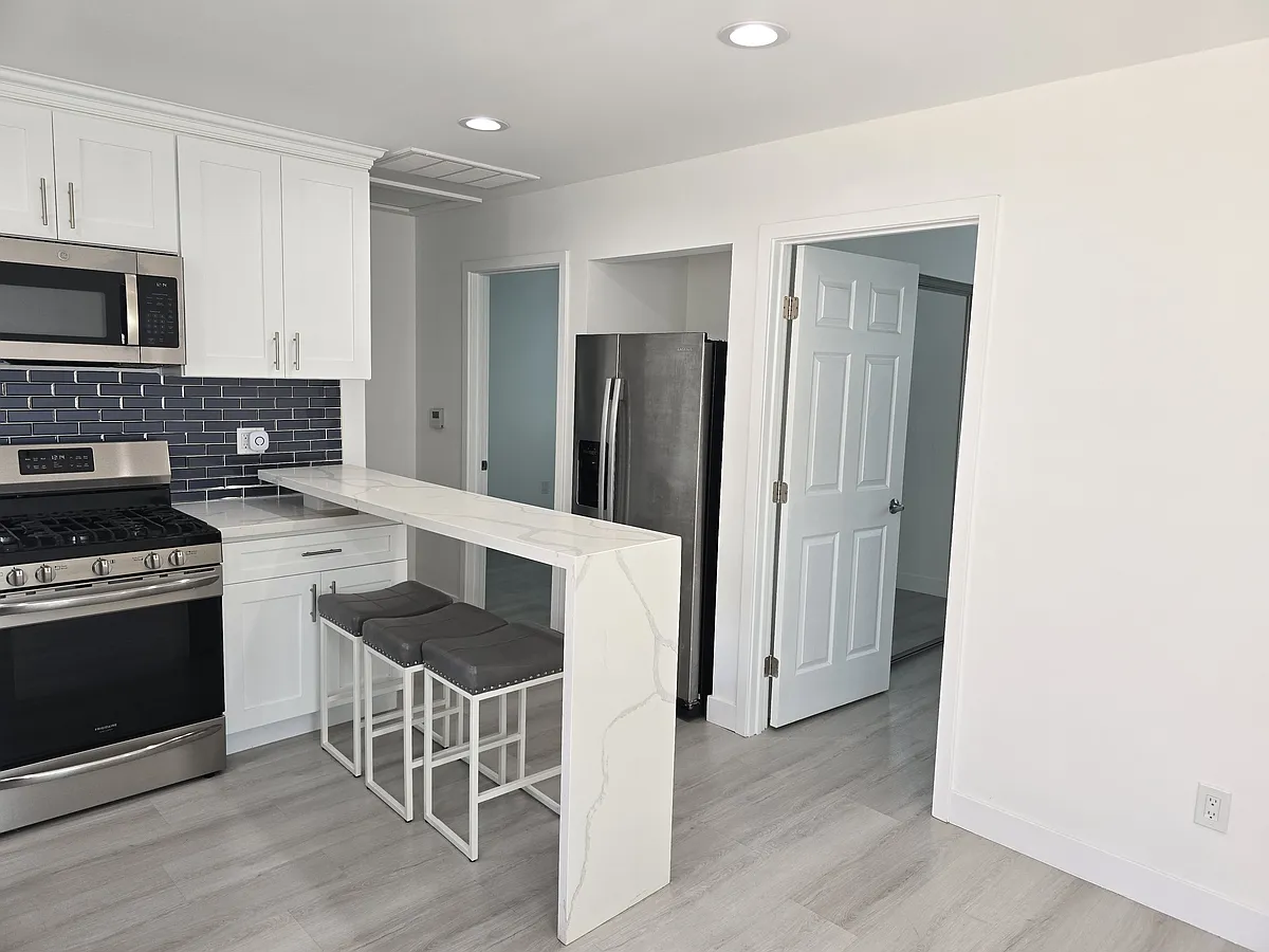 Photo 1 of 14 - 4192 S Harvard Blvd #ADU - Los Angeles, CA Primary Photo - 4192 S Harvard Blvd #ADU