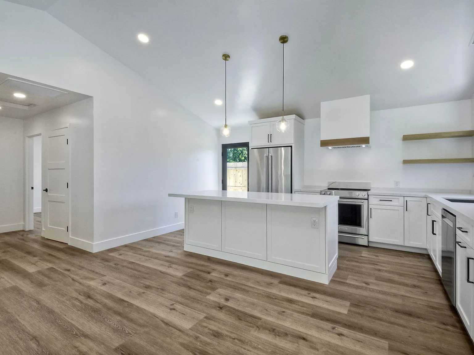 2 bed, 1000 sqft, $5,000 — Photo 2