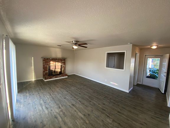 3rd image of 1015 Oakdale Ln