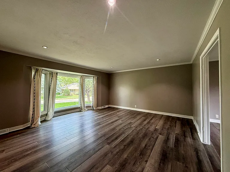 9325 Pauline St — Photo 10