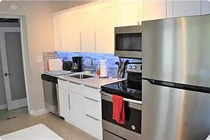 3 bed, 2.0 bath, 2402 sqft, $3,300 — Photo 3