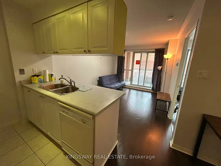 887 Bay St #301 — Photo 4